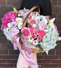 Цветочная композиция из Розы, Хризантемы, Пионы и Лизиантусы в корзине в Морках