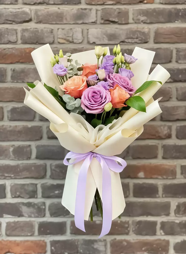 Букет цветов из: Лизиантусы и Розы в Морках