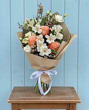 Букет цветов из:  Альстромерии, Лизиантусы, Розы и Хризантемы в Морках