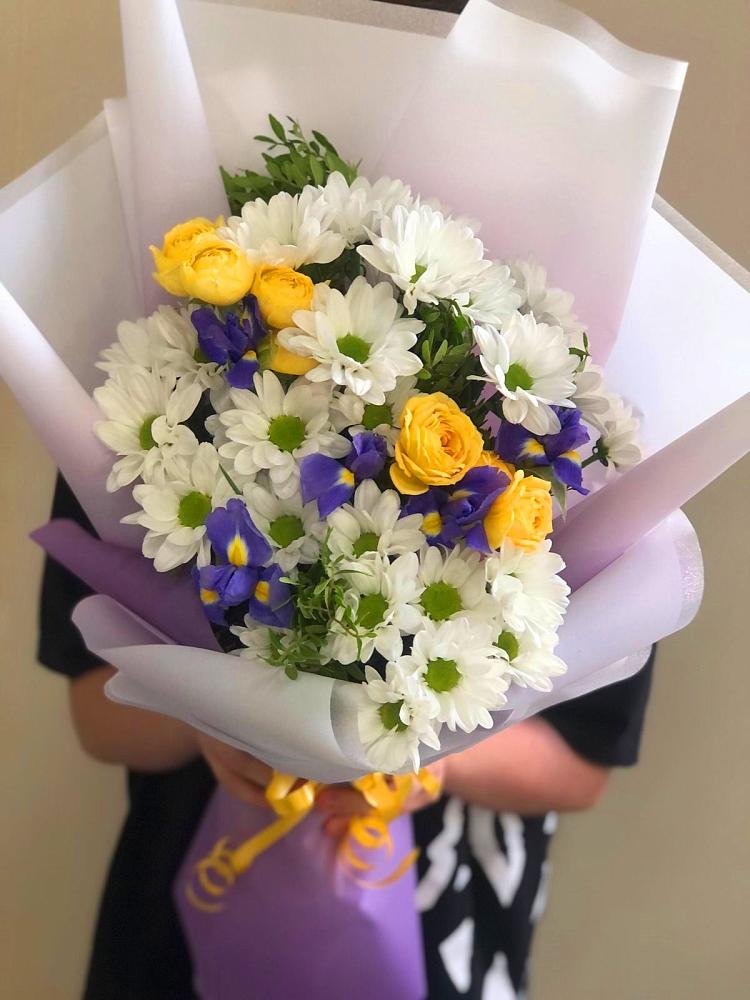 Букет цветов из: Ирисы, Хризантемы и Розы в Морках