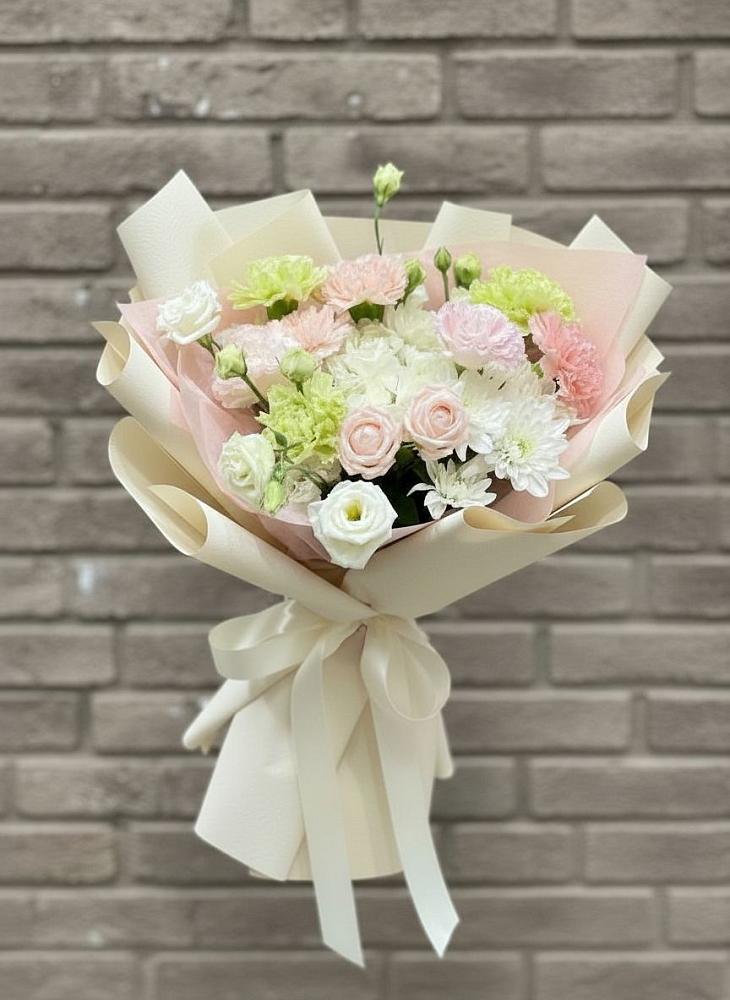 Букет цветов из: Гвоздики, Розы, Лизиантусы и Хризантемы в Морках